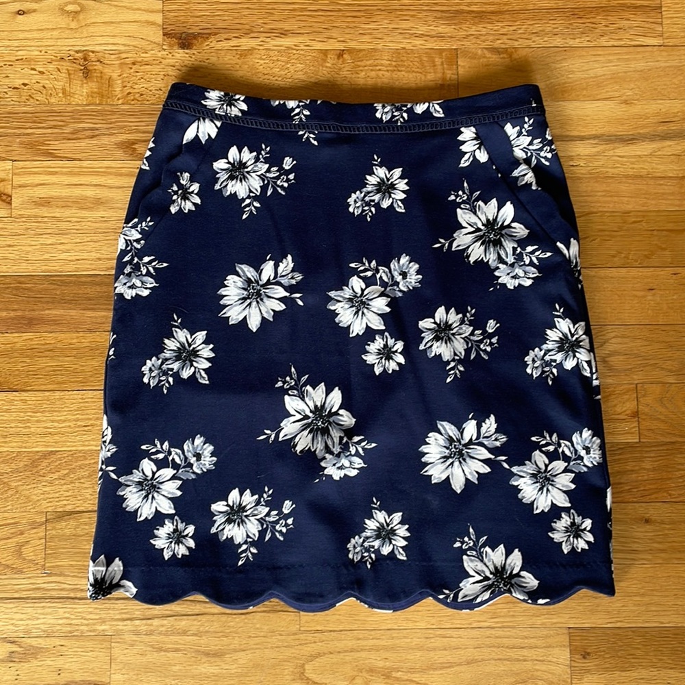 Scalloped floral skirt - SKIES ARE BLUE